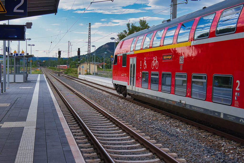 Hier haben wir hier einige nützliche Informationen zum Fernverkehr zusammengestellt. Egal, ob Sie mit der Bahn, dem Fernbus oder dem Auto anreisen – wir haben die passenden Tipps für Sie!