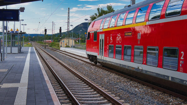 Hier haben wir hier einige nützliche Informationen zum Fernverkehr zusammengestellt. Egal, ob Sie mit der Bahn, dem Fernbus oder dem Auto anreisen – wir haben die passenden Tipps für Sie!