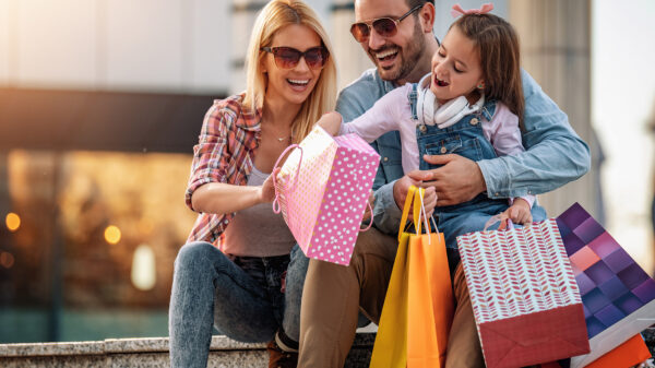 Egal, ob Sie auf der Suche nach einzigartigen Souvenirs, modischer Kleidung oder regionalen Spezialitäten sind – die Region rund um Bollendorf und darüber hinaus bietet eine Vielzahl von Einkaufsmöglichkeiten. Hier sind einige der besten Orte, die Sie beim Shopping